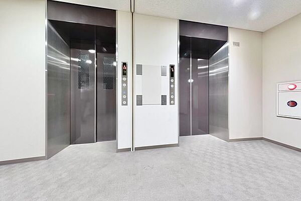 エレベーター2基。通勤通学でも便利な設計。
