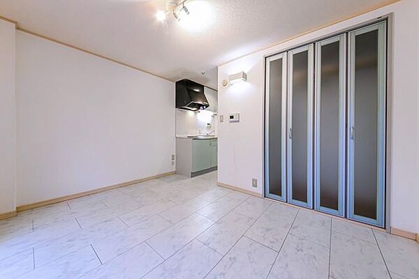 清潔感のある明るいフローリングがお部屋に馴染み、心地よい空間を演出します。