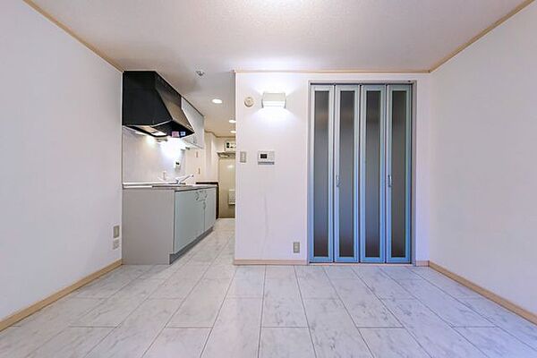 清潔感のある明るいフローリングがお部屋に馴染み、心地よい空間を演出します。