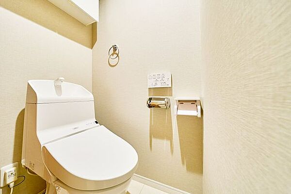 トイレは温水洗浄便座付き。上部には収納付き。トイレットペーパー等、買い置きもしやすそうです。