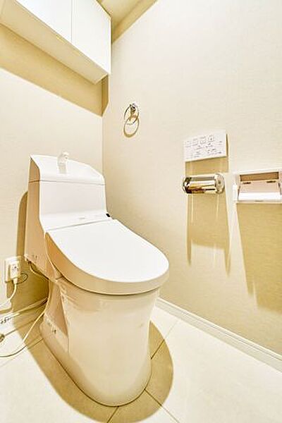 トイレは温水洗浄便座付き。上部には収納付き。トイレットペーパー等、買い置きもしやすそうです。