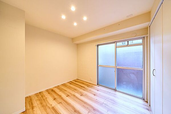 玄関横の独立した居室で収納スペースを確保しました。