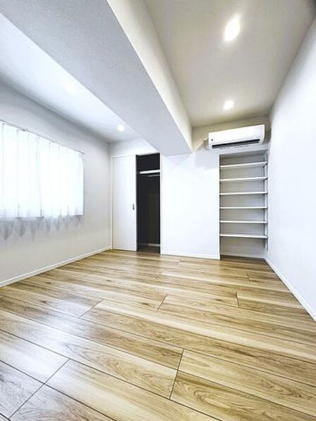 洋室(4)には可動棚とクローゼット付きです。収納力がありお部屋をすっきりと使えそうです。