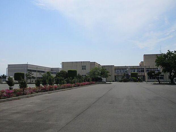 伊勢崎市立宮郷中学校 900m