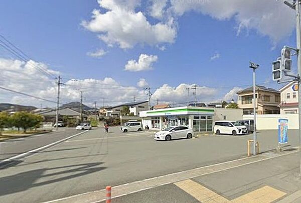 ファミリーマート東神吉町店 徒歩7分。 560m