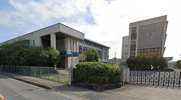 福崎町立福崎西中学校 徒歩34分。 2690m