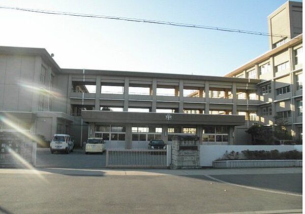 三木市立自由が丘中学校 徒歩17分。 1360m