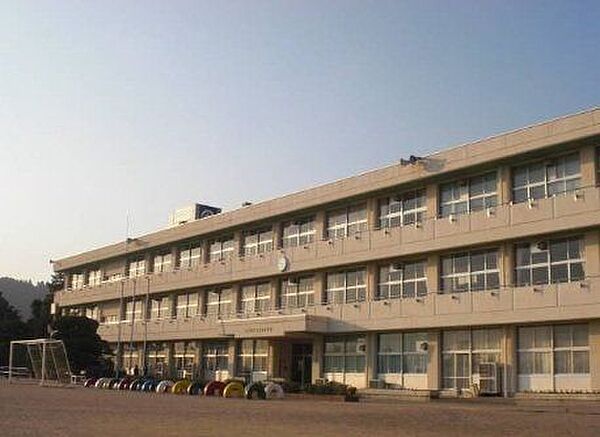 加東市立滝野東小学校 徒歩27分。 2130m