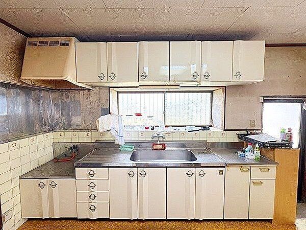 使い勝手の良い横長キッチンで毎日の家事も快適です。キッチンの直ぐ横に勝手口がありますので、畑でとったお野菜をすぐに調理出来ます。
