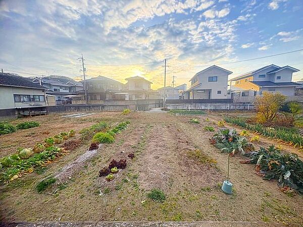 家庭菜園やガーデニングなど、アウトドアライフを楽しむには最適なスペースです。畑の面積約298.28m2（約90坪）
