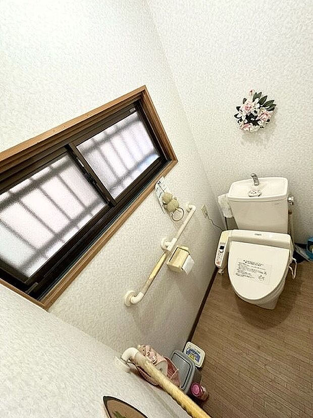 トイレはウォシュレット機能付き♪壁紙も白基調のものを使用しており明るいお手洗いです♪現地（2023年11月）撮影