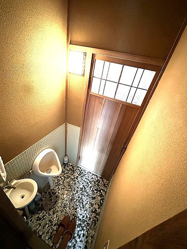 トイレは汲取り式です♪日本風なライトが心地よい雰囲気を演出します♪現地（2024年1月）撮影