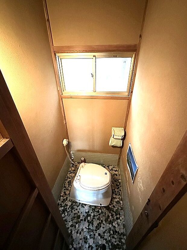 先程のトイレの扉を開けると奥には便座式のトイレがございます♪現地（2024年1月）撮影