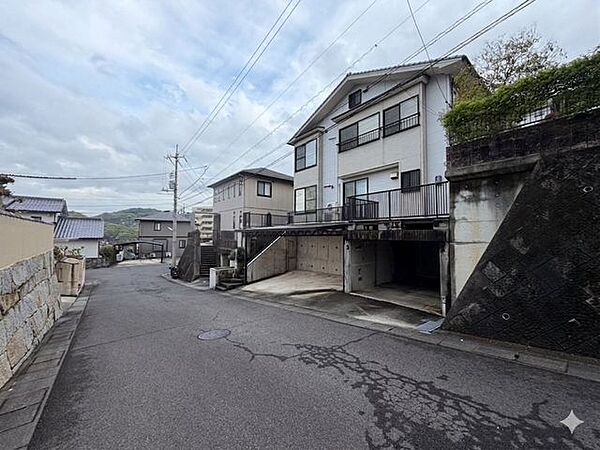 前面道路を含む外観