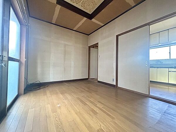 1階6.0帖　洋室玄関すぐ横の洋室で多用途です☆