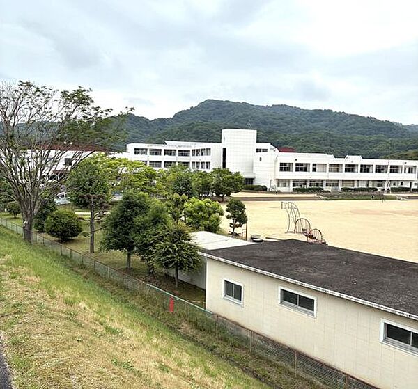 赤磐市立桜が丘小学校 徒歩26分。 2010m