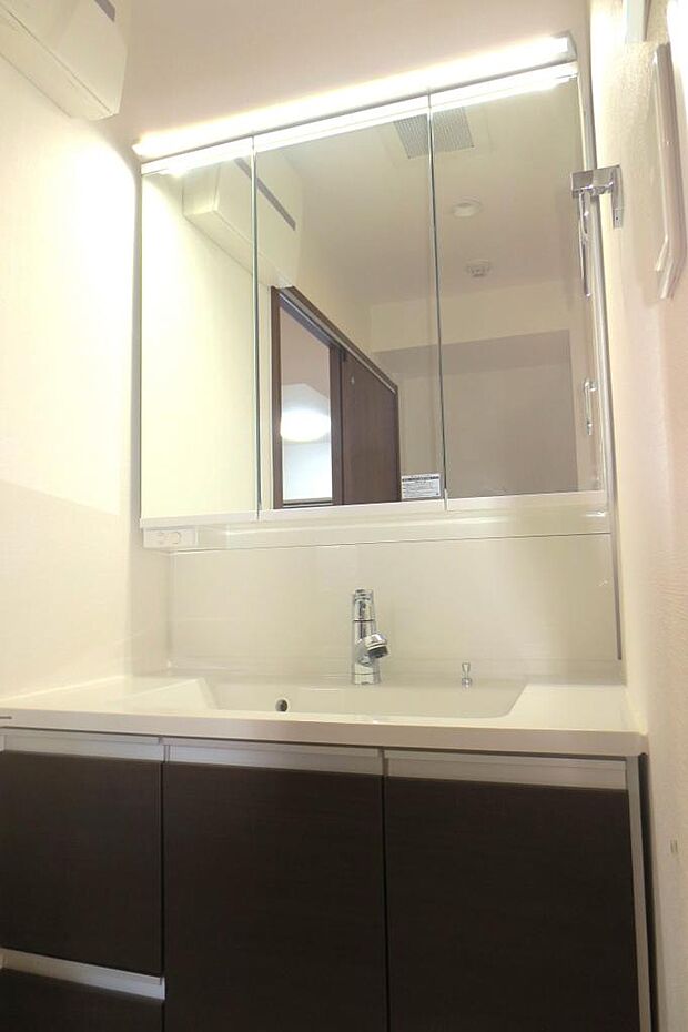 シャワー付3面鏡洗面化粧台♪鏡の後ろに収納スペースがございますので化粧道具や身だしなみセット等、洗面スペースがすっきりと使用できます♪