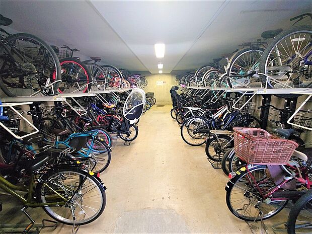 駐輪場。屋内なので雨風から大切な自転車を守ってくれます。