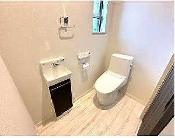 1階トイレ。シンク付きで広い空間です。