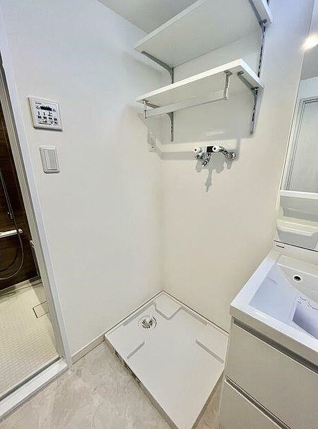 洗濯機置き場周辺にも便利な収納スペースを設置。