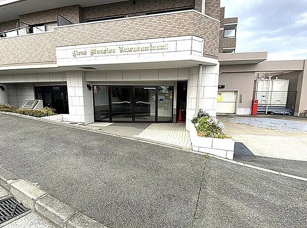最寄りバス停「西横浜国際総合病院」まで徒歩3分。