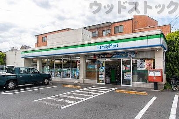 ファミリーマート 世田谷成城通り店 徒歩10分。 740m