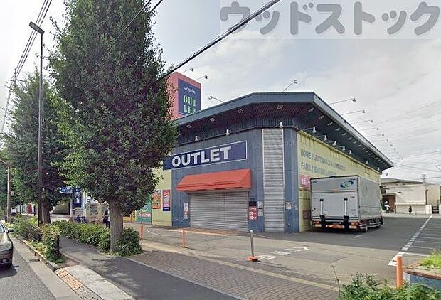 ジョーシンアウトレット三鷹店 徒歩9分。 700m
