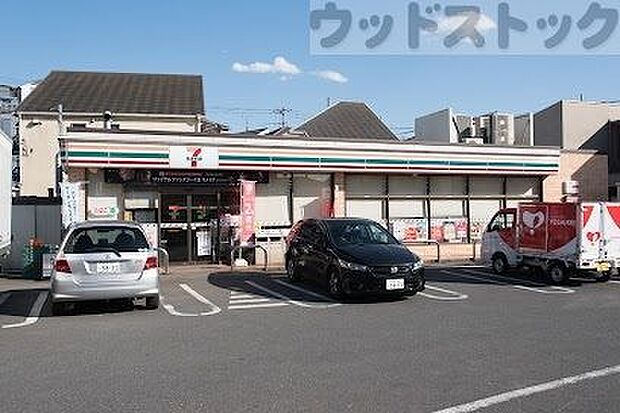 セブン-イレブン 三鷹大沢1丁目店 徒歩8分。 570m