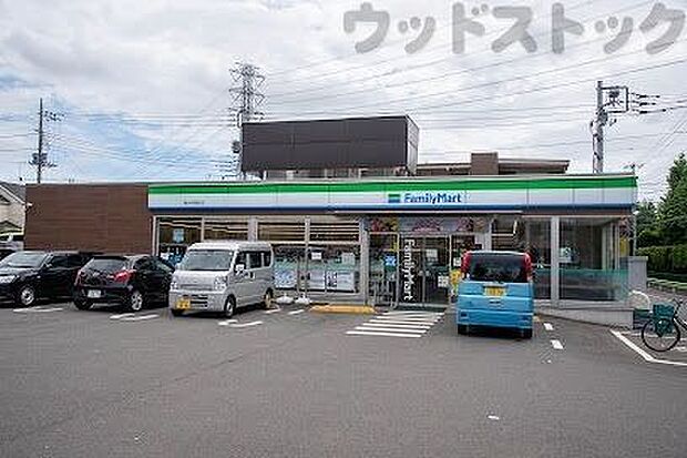 ファミリーマート 滝山中央通り店 徒歩8分。 570m