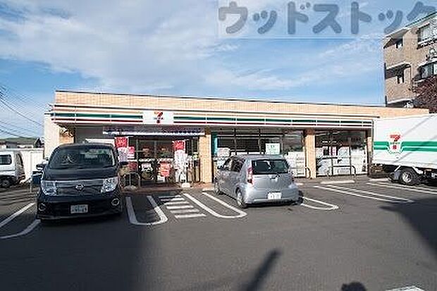 セブン-イレブン 小平武道館前店 徒歩4分。 290m