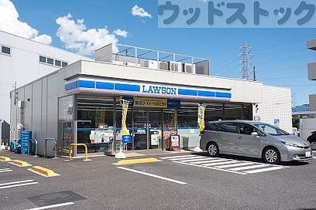 ローソン 東大和新堀三丁目店 徒歩9分。 650m