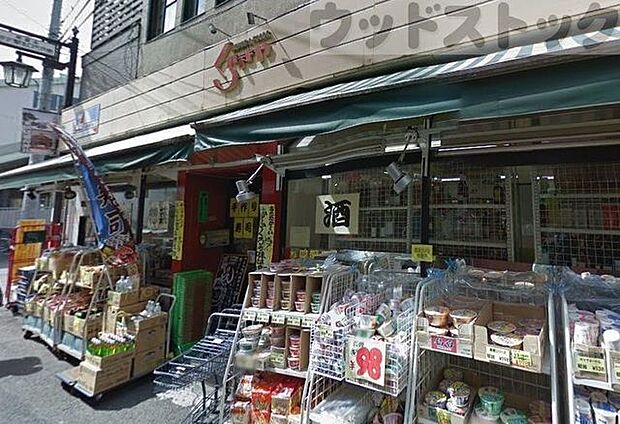 倉喜屋 徒歩3分。 210m