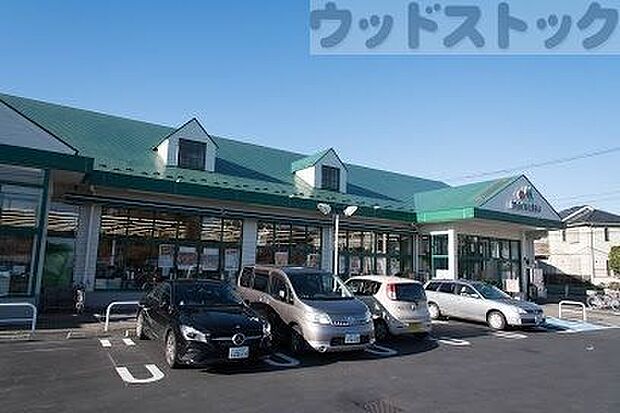 マルエツ 戸倉店 徒歩2分。 90m