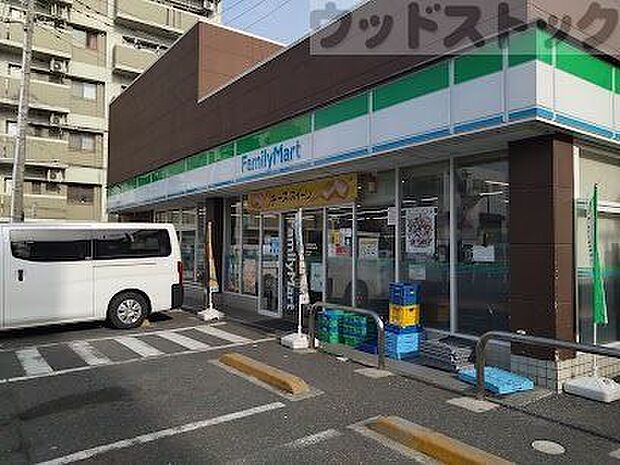 ファミリーマート 小豆沢環八通り店 徒歩8分。 580m