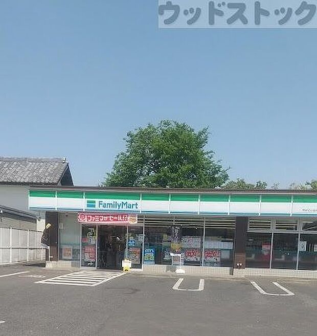 ファミリーマート 秀栄花小金井店 徒歩10分。 740m
