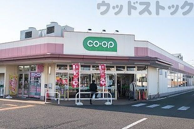 コープみらい コープ牟礼店 徒歩9分。 690m