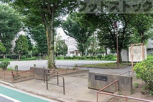 板橋区立高島平一丁目公園 徒歩7分。 510m