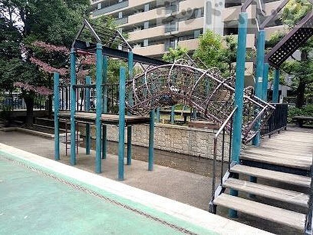 鈴木町親水公園 徒歩12分。 960m