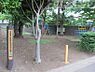 周辺：市営第六若松町住宅内（北）広場 徒歩5分。 400m