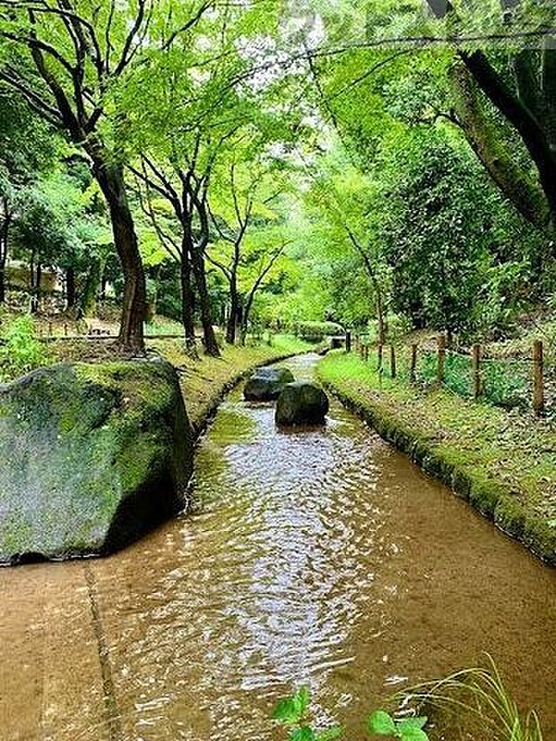 春の風公園 水遊び施設 せせらぎ 徒歩12分。 940m