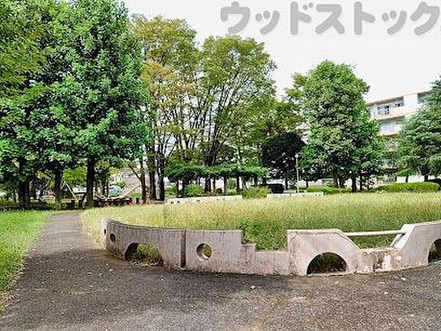 くじゃく遊園 徒歩6分。 420m