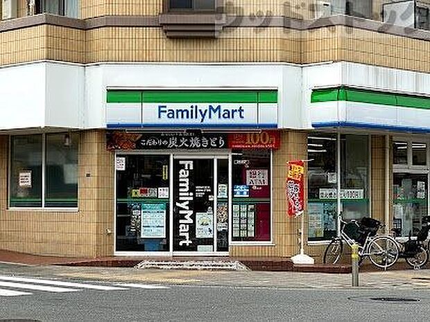 ファミリーマート 武蔵境二丁目店 徒歩12分。 890m