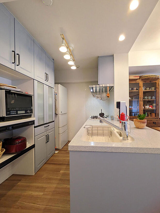 システムキッチンと食器棚が同じ仕様で色も統一されております