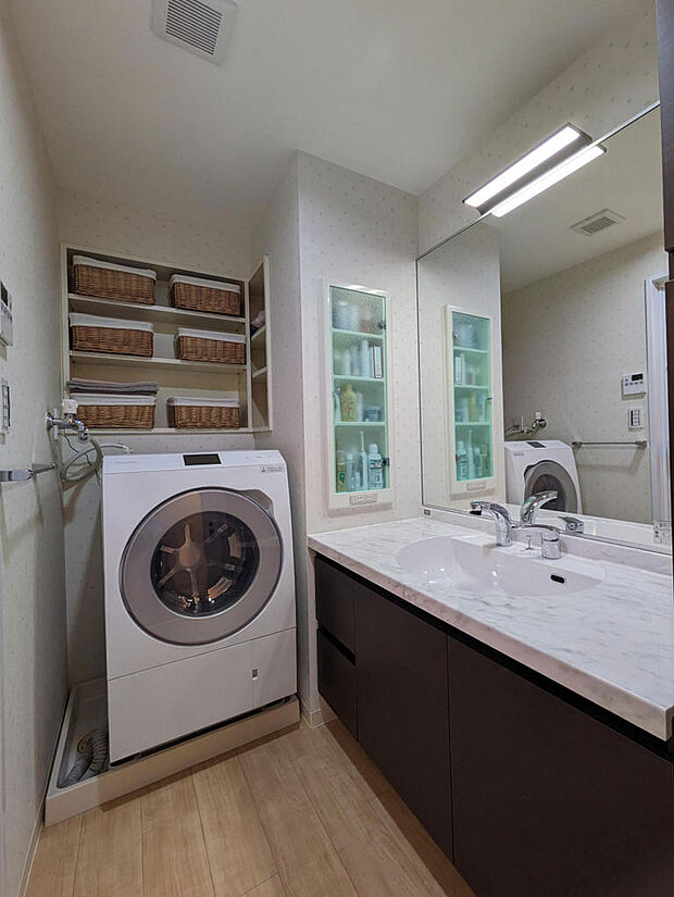 洗面室にも棚が数カ所あり、収納スペースが豊富な洗面室になります
