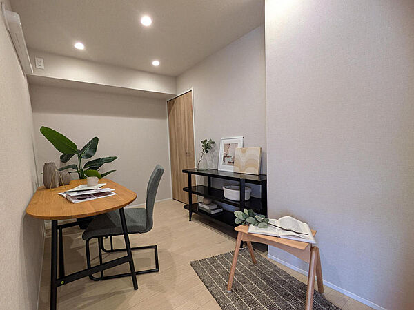 【洋室約４．２帖】お好きな用途で使えそうな洋室です。リビング側から採光が入ります。