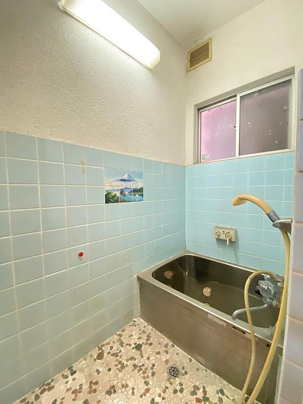 昭和世代には、懐かしい壁と床がタイル張りのお風呂。小さい頃を思い出して、お風呂でゆっくりくつろげますね。