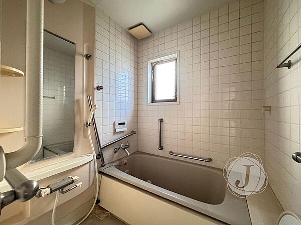 開閉できる窓もあり、換気もできますね。