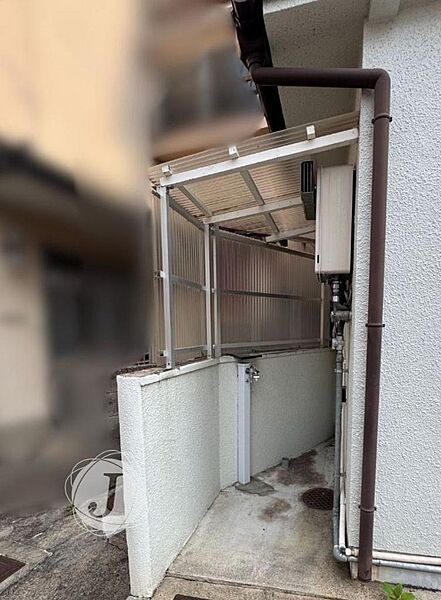 屋外洗濯機置場を備えています。屋根付きスペースで、洗濯機を雨から守りやすい仕様です。