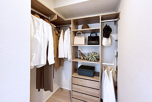 オフシーズンのお洋服も十分に収納できる大型ウォークインクローゼット