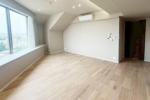 ホワイトカラーと上品な木目が美しい、洗練されたラグジュアリーな居住空間。